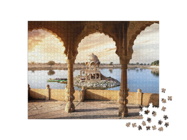 Puzzle 1000 pezzi „Archi di pietra e templi nel lago Gadi Sagar vicino a Jaisalmer, Rajasthan, India“