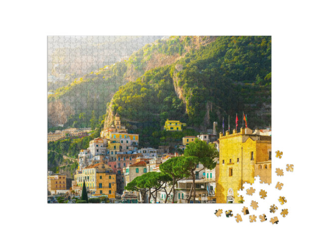 Puzzle 1000 pezzi „Architettura colorata sulle rocce della città di Amalfi. Bellissimo paesaggio urbano al tramonto“