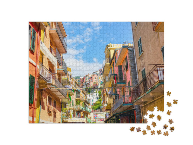 Puzzle 1000 pezzi „Vista delle case colorate lungo la via principale in una giornata di sole a Manarola“