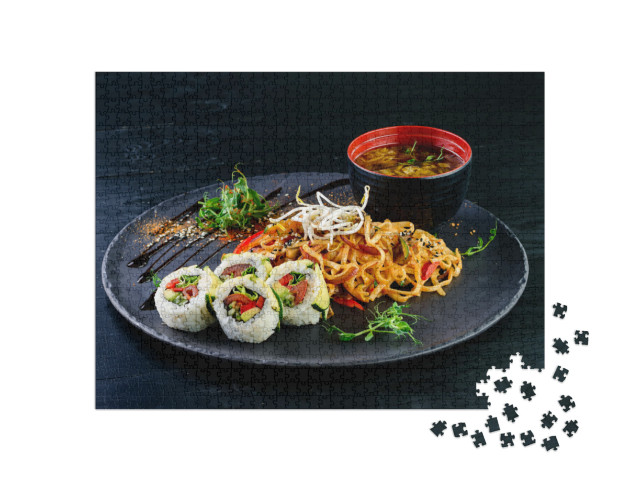 Puzzle 1000 pezzi „Cibo asiatico con noodles, pollo e sushi“