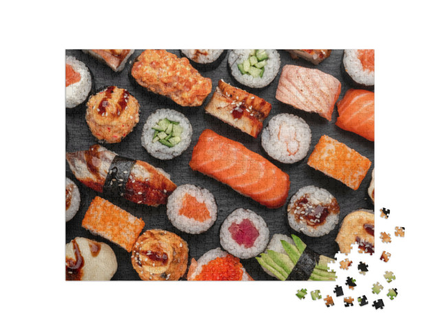Puzzle 1000 pezzi „Sushi nigiri e maki su piatti di ardesia“