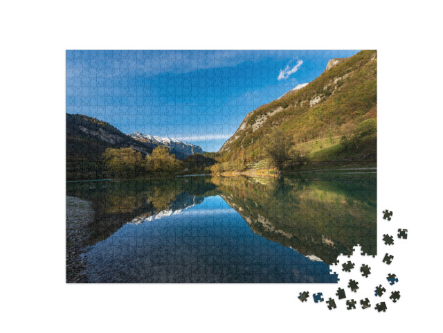 Puzzle 1000 pezzi „Lago di Tenno in autunno, piccolo e bellissimo lago con riflessi nelle Alpi italiane, Trentino-Alto Adige“