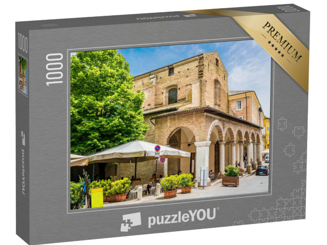 Puzzle 1000 pezzi „Una vista verso il lato di Piazza Roma, nel centro della città di Urbino, in estate.“