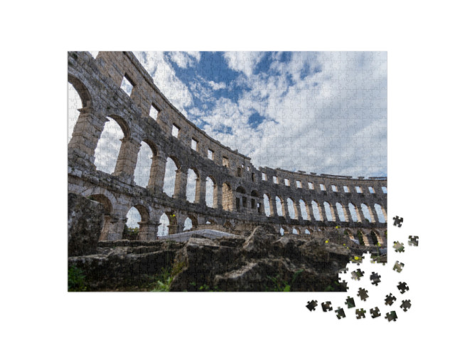 Puzzle 1000 pezzi „Cielo e pietra. Autunno mite a Pola in Croazia. All'interno dell'anfiteatro di Pola“