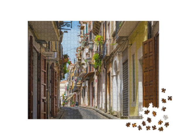 Puzzle 1000 pezzi „antica strada di charme nel centro storico di Pizzo, Calabria, sud Italia“