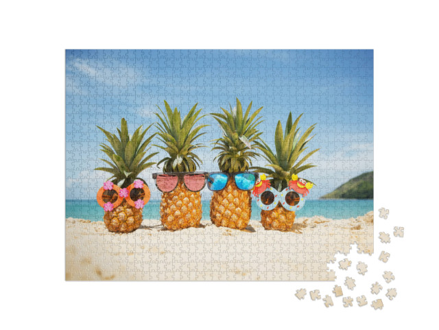 Puzzle 1000 pezzi „Ananas fresco con occhiali da sole sulla spiaggia“