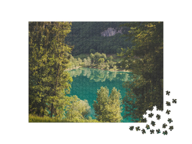 Puzzle 1000 pezzi „Lago di Tenno con montagne e alberi riflessi nell'acqua. Tenno, Privincia di Trento, Trentino0Alto Adige“