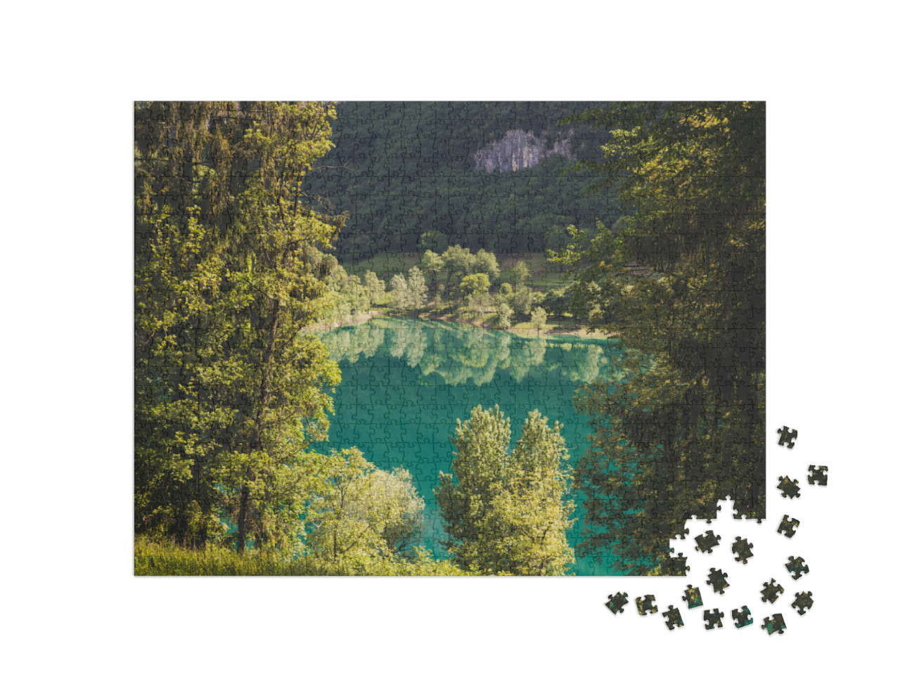 Puzzle 1000 pezzi „Lago di Tenno con montagne e alberi riflessi nell'acqua. Tenno, Privincia di Trento, Trentino0Alto Adige“