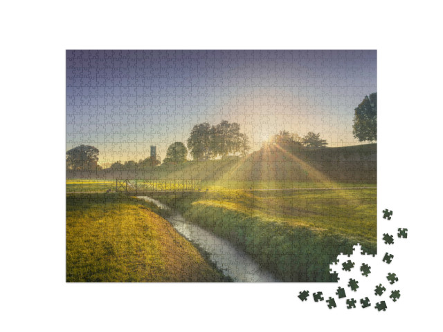 Puzzle 1000 pezzi „Mura e ponte della città medievale di Lucca. Alba nebbiosa in autunno. Toscana, Italia, Europa.“