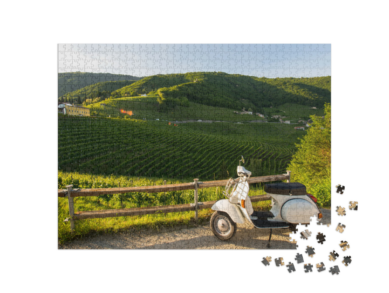 Puzzle 1000 pezzi „Bellissimo paesaggio di colline con vigneti con Vespa d'epoca“