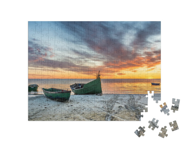 Puzzle 200 pezzi „Barca da pesca ancorata sulla spiaggia sabbiosa del Mar Baltico“