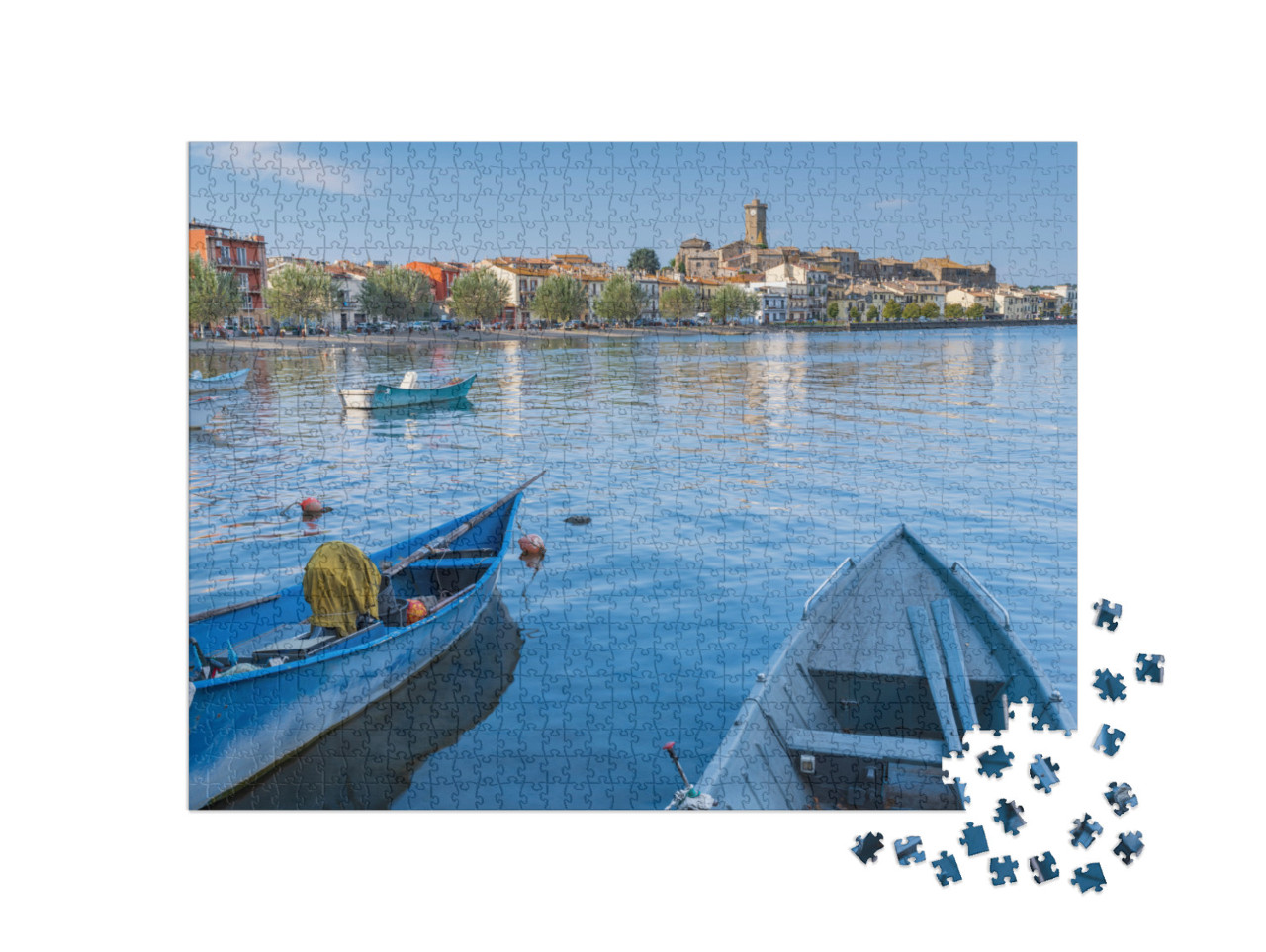 Puzzle 1000 pezzi „vista attraverso le barche della città di Marta sul lago di Bolsena in Italia“