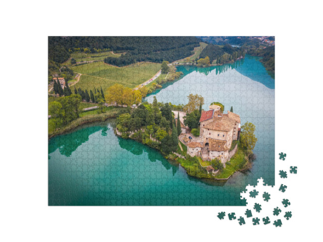 Puzzle 1000 pezzi „Romantico castello di Toblino sulle rive del bellissimo lago di Toblino. Vista dall'alto.“