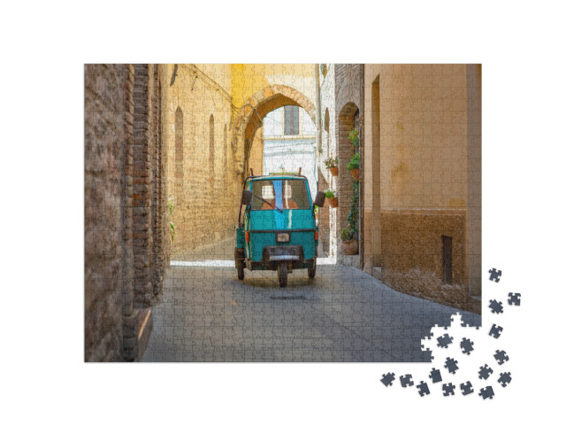 Puzzle 1000 pezzi „Uomo a bordo di un triciclo azzurro che guida nelle strette vie del centro storico di Spello, a Perugia.“