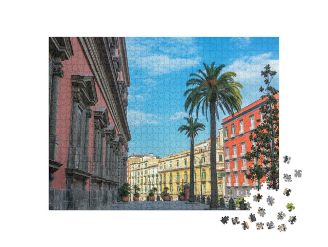 Puzzle 1000 pezzi „Architettura colorata e bella con palme di fronte al Museo Archeologico Nazionale di Napoli, Italia“