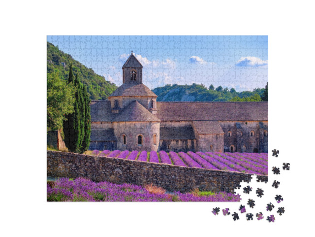 Puzzle 1000 pezzi „Campi di lavanda viola in fiore presso il monastero di Senanque, Provenza, Francia meridionale“