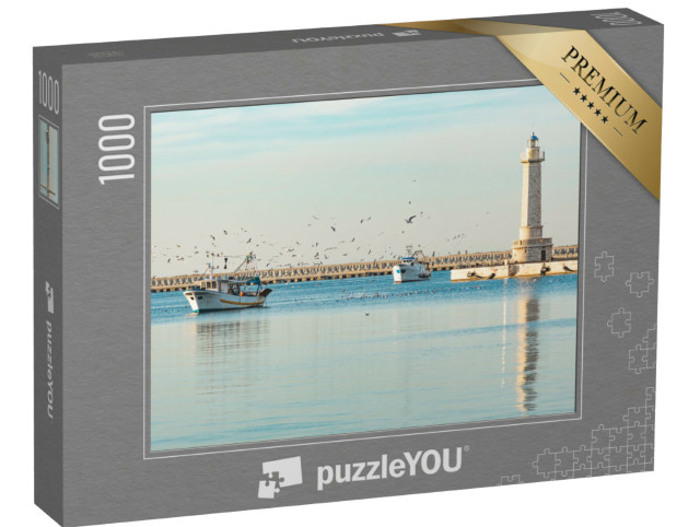 Puzzle 1000 pezzi „Vecchi pescherecci al tramonto nel porto, accompagnati da uno stormo di gabbiani“
