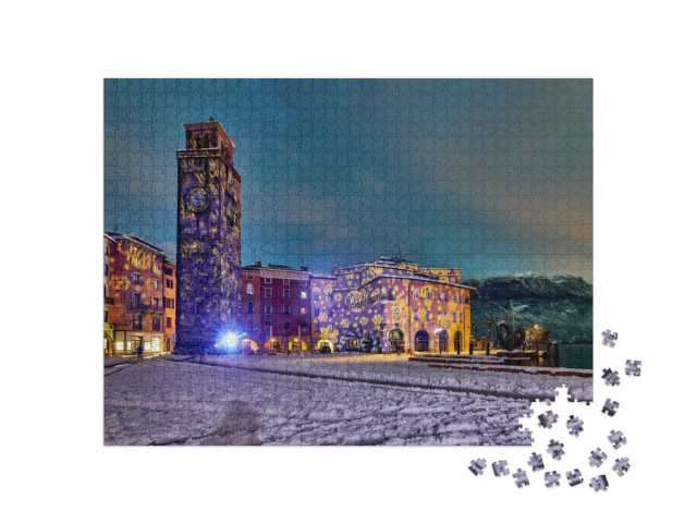 Puzzle 1000 pezzi „Riva del Garda e il lago di Garda d'inverno in una giornata di neve, Trentino Alto Adige“