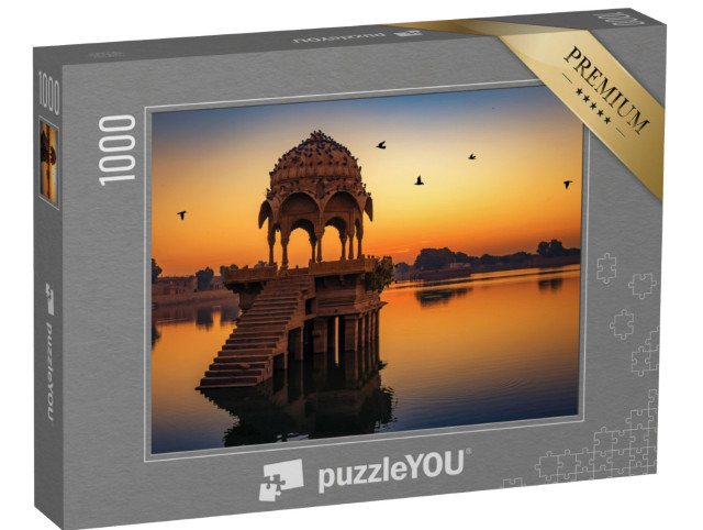 Puzzle 1000 pezzi „Antiche rovine di un tempio: l'alba al lago Gadi Sagar, Jaipur, India“