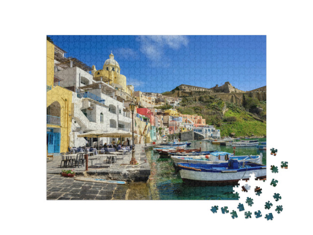 Puzzle 1000 pezzi „Case colorate, pescherecci e caffè sulla costa dell'isola di Procida, Napoli“