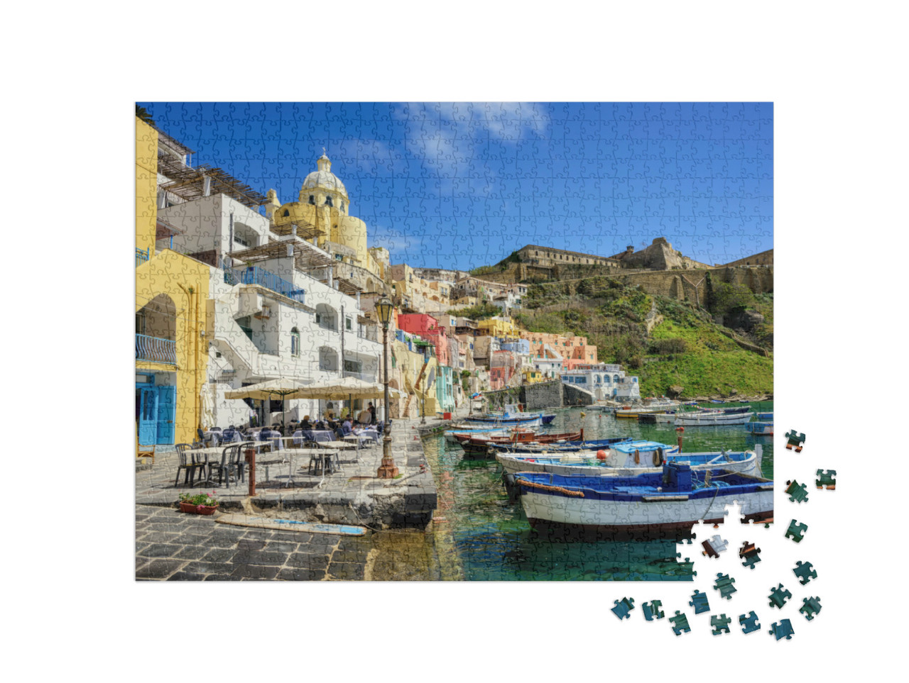 Puzzle 1000 pezzi „Case colorate, pescherecci e caffè sulla costa dell'isola di Procida, Napoli“