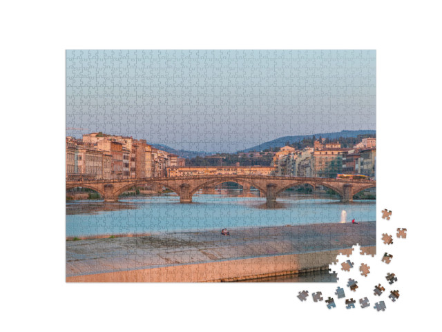 Puzzle 1000 pezzi „Vista in timelapse dello skyline al tramonto della città toscana, abitazioni edifici e Ponte alla Carraia“