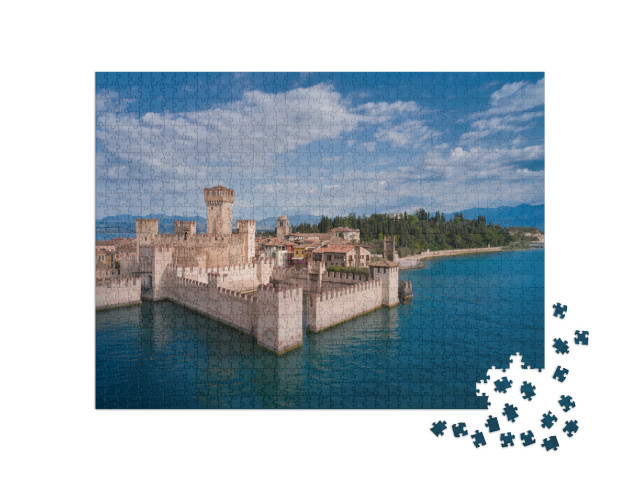 Puzzle 1000 pezzi „Castello della Rocca Scaligera a Sirmione, Lago di Garda. Castello italiano sul lago di Garda“