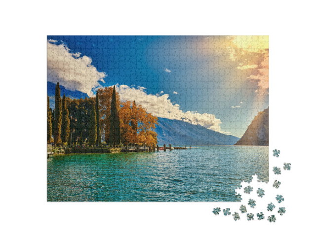 Puzzle 1000 pezzi „Panoramica del bellissimo lago di Garda, della città di Riva del Garda e del lago di Garda in autunno“