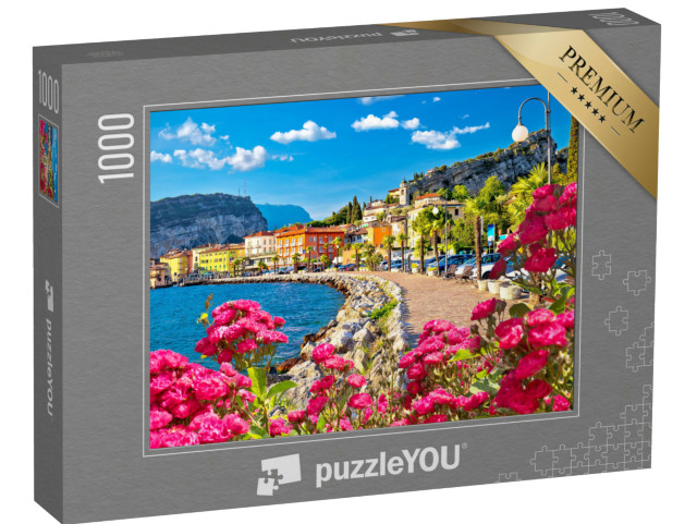 Puzzle 1000 pezzi „La colorata cittadina di Torbole, sul Lago di Garda, vista sul lungomare, Trentino Alto Adige“