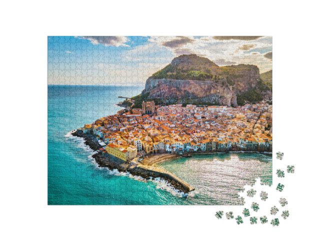 Puzzle 1000 pezzi „Il centro storico di Cefalù al tramonto, borgo medievale sull'isola di Sicilia, Italia“