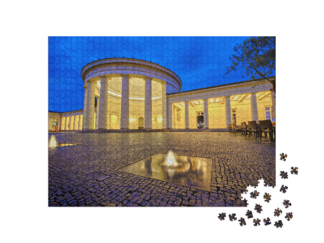 Puzzle 1000 pezzi „Scatto notturno della fontana di Elisenbrunnen nella città termale di Aquisgrana, Germania“