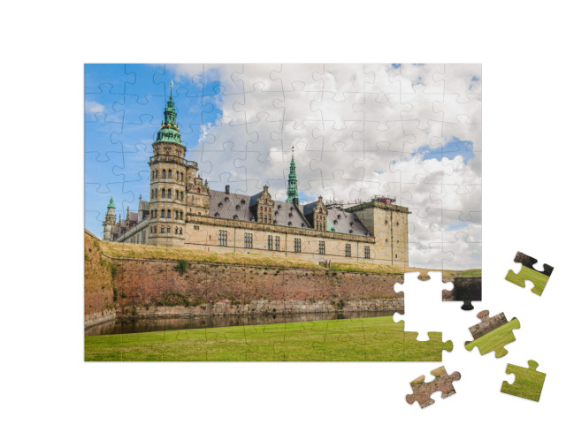 Puzzle 100 pezzi „Vista panoramica del muro di mattoni intorno al castello di Kronborg a Helsingor“