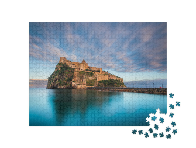 Puzzle 1000 pezzi „Ischia, Italia con il Castello Aragonese nel Mediterraneo al tramonto.“
