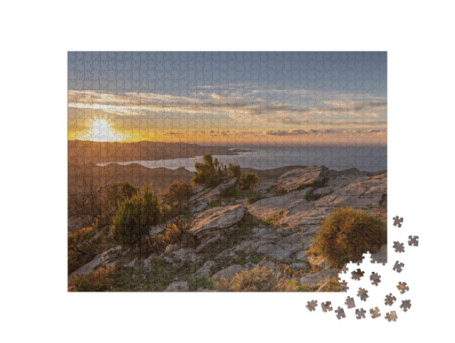 Puzzle 1000 pezzi „Vegetazione autunnale sulle montagne della Corsica con il mare sullo sfondo“