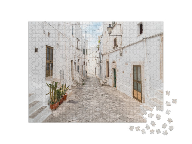 Puzzle 1000 pezzi „Caratteristici vicoli nel centro storico di Ostuni, città bianca della Puglia, provincia di Brindisi“