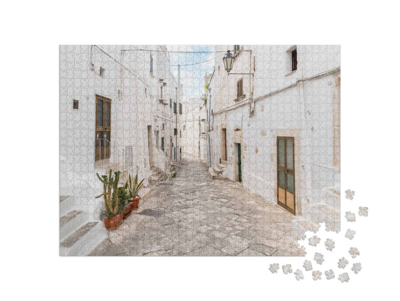 Puzzle 1000 pezzi „Caratteristici vicoli nel centro storico di Ostuni, città bianca della Puglia, provincia di Brindisi“