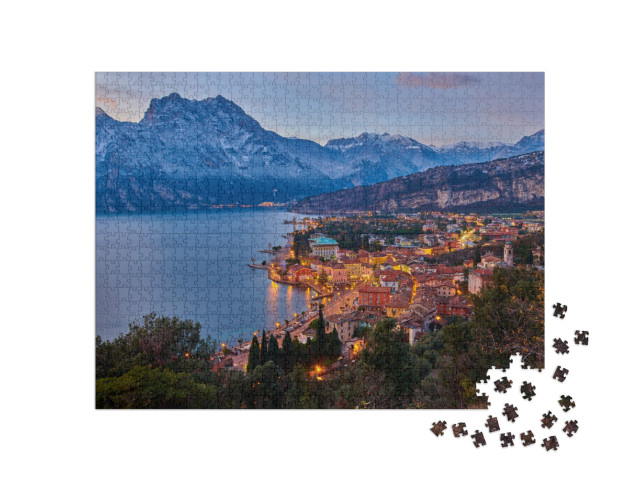 Puzzle 1000 pezzi „Luci di Natale in centro e nelle vie di Riva del Garda di notte“