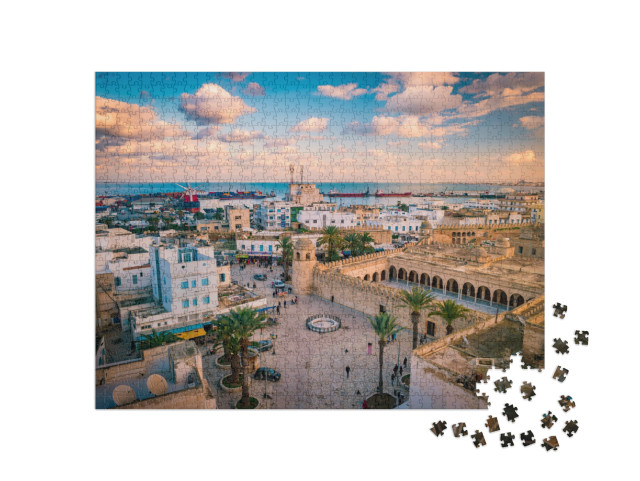 Puzzle 1000 pezzi „Tramonto su Sousse, paesaggio urbano con moschea e porto, Tunisia“