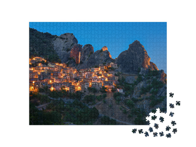 Puzzle 1000 pezzi „Bellissimo paesino Castelmezzano nelle dolomiti lucane sulle montagne all'ora blu“
