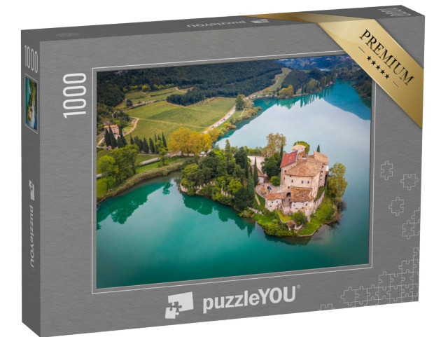 Puzzle 1000 pezzi „Romantico castello di Toblino sulle rive del bellissimo lago di Toblino. Vista dall'alto.“