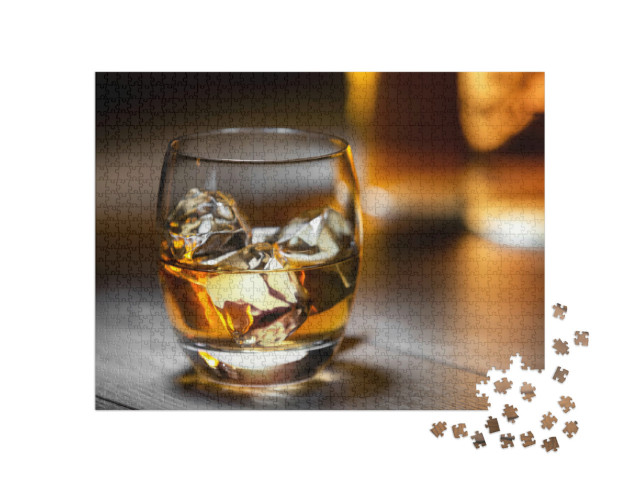 Puzzle 1000 pezzi „Bicchiere rinfrescante di scotch o whisky bourbon con ghiaccio“