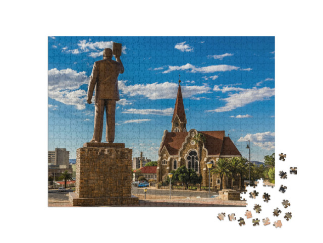 Puzzle 1000 pezzi „Monumento al primo presidente namibiano a Windhoek, Namibia“
