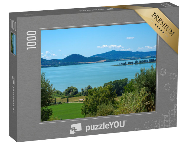 Puzzle 1000 pezzi „Il lago Trasimeno in estate presso Torricella e Monte del Lago, in provincia di Perugia, Umbria, Italia“