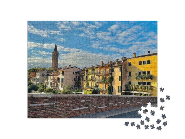 Puzzle 1000 pezzi „Verona città. Via. Fiume. Case colorate. Esterno. Alberi e cespugli verdi. Torre. Cielo blu e nuvoloso“