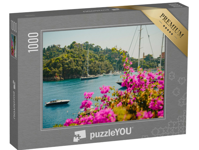 Puzzle 1000 pezzi „Paesaggio panoramico. Cielo blu, mare azzurro, yacht, fiori rosa acceso. Località turistica - Portofino“