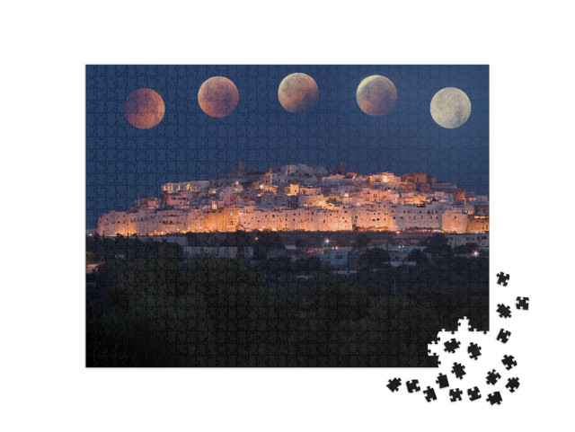 Puzzle 1000 pezzi „Ostuni di notte, la città bianca della Puglia, con l'eclisse totale“