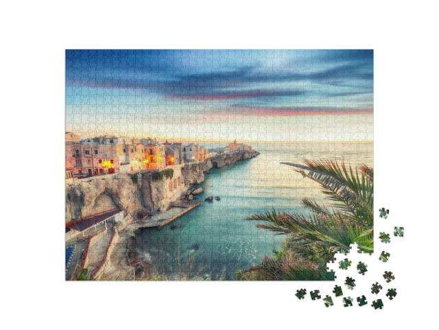 Puzzle 1000 pezzi „Vieste - splendida città costiera sugli scogli in Puglia. La chiesa di San Francesco di Vieste, Puglia“