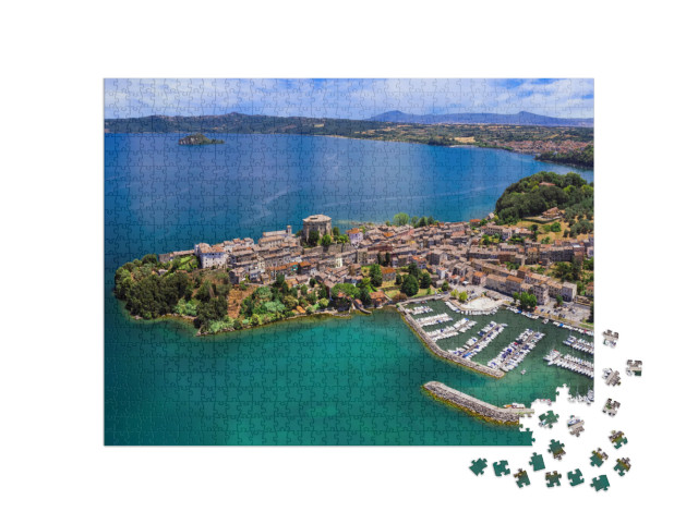 Puzzle 1000 pezzi „Il bellissimo lago di Bolsena. Veduta aerea del borgo medievale di Capodimonte“