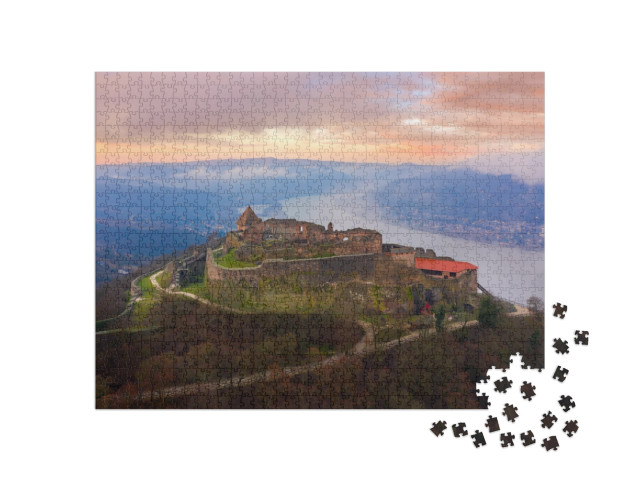 Puzzle 1000 pezzi „Il castello di Visegrad in una suggestiva mattina d'inverno, Ungheria“