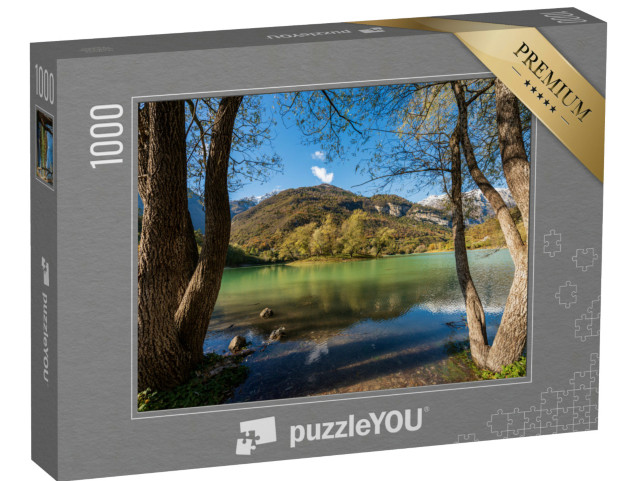 Puzzle 1000 pezzi „Lago di Tenno, piccolo e bellissimo lago delle Alpi italiane con un'isola. Provincia di Trento“